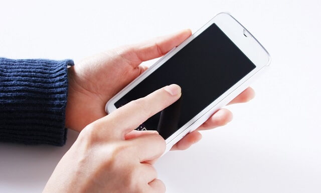 スマホのタッチパネルをタップする