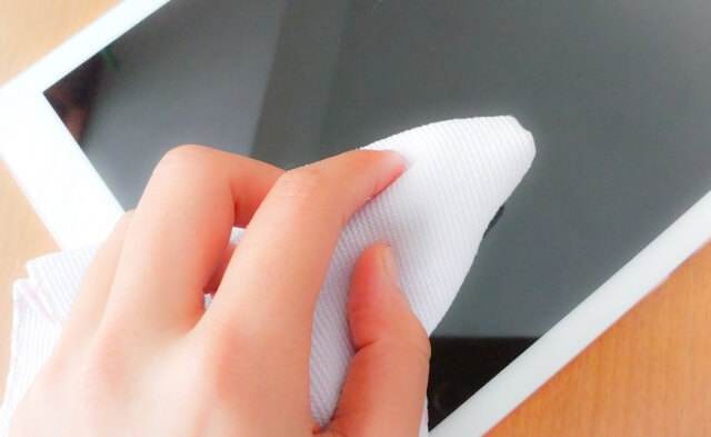 タブレットの液晶画面を拭く