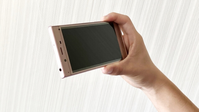 スマホでカメラをとろうとしている様子