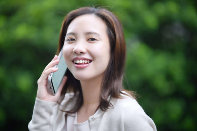 電話する女性