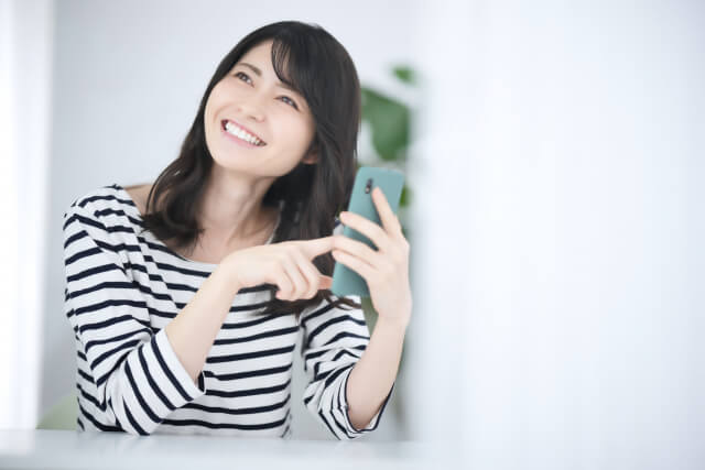 スマホをさわる女性