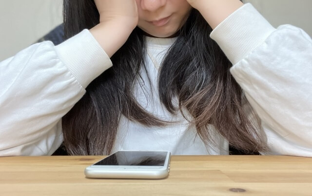 頭を抱える女性