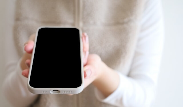 スマホを持つ女性