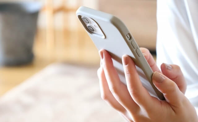 iphoneを使う女性の手