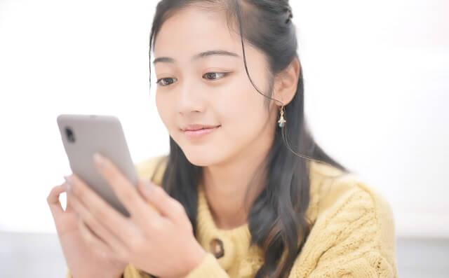スマホを見る女性