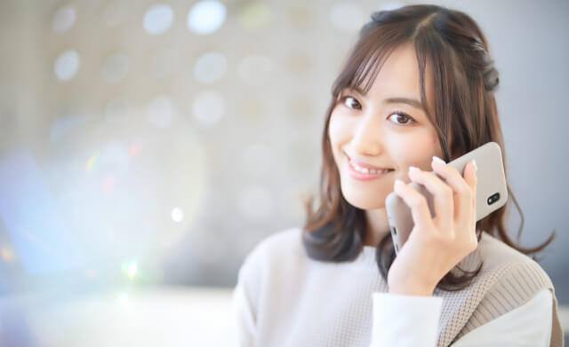 スマホで電話する女性