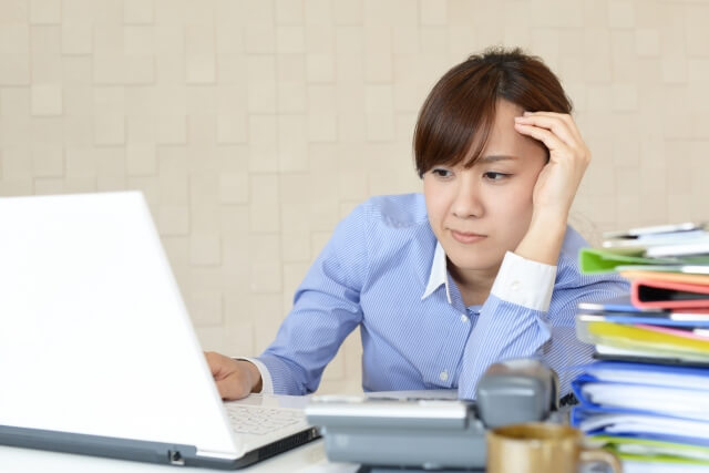 在宅ワークでだらける女性