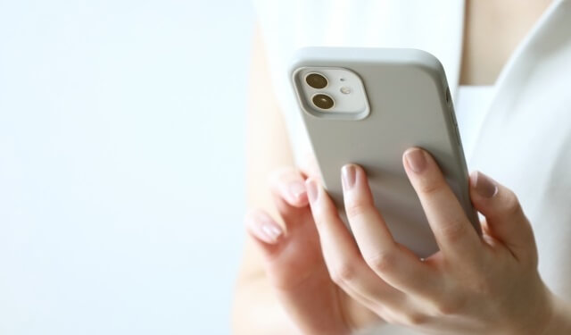 スマホを持つ女性の手
