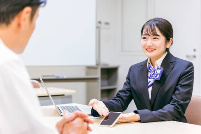 スマホを売りに出している男性