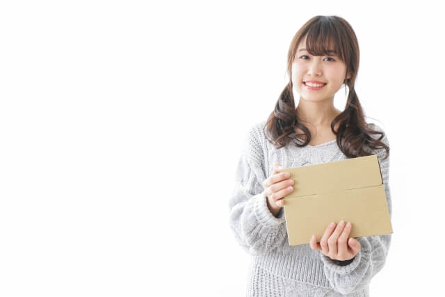 女性がダンボールを持っている様子