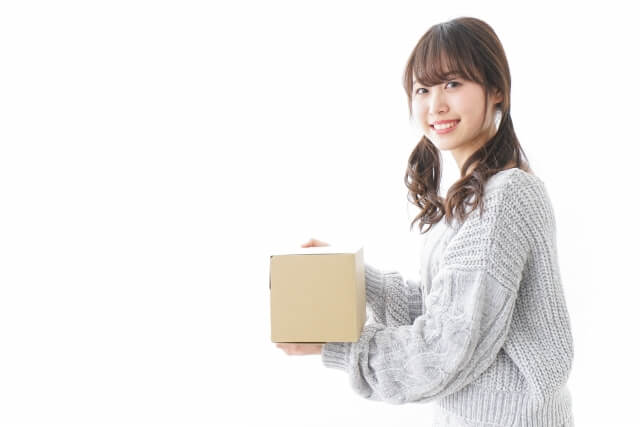 ダンボールをもつ女性