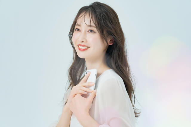 スマホを持つ女性