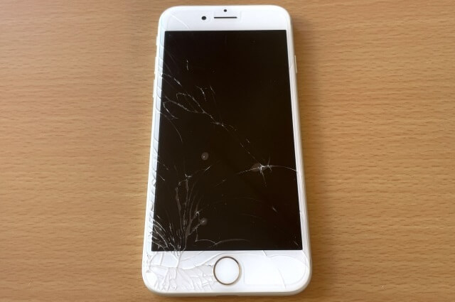 画面に傷が入ったiphone