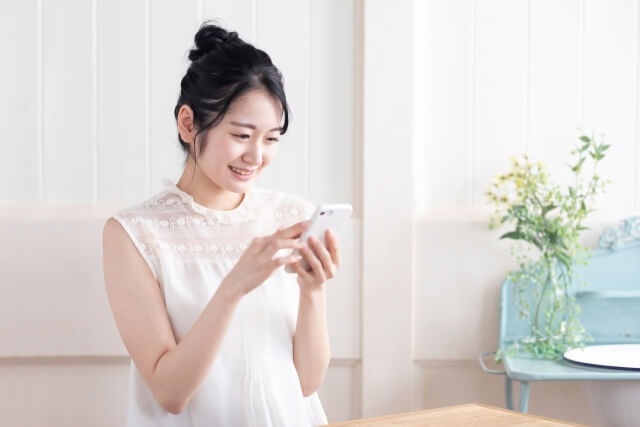 スマホを見ている女性