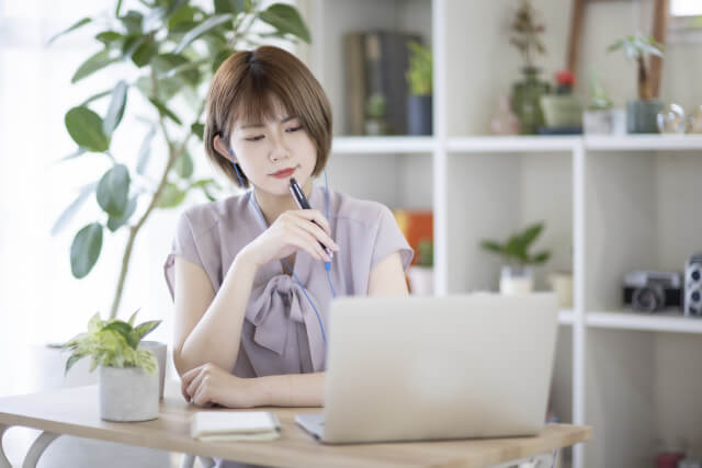 在宅ワークで困る女性