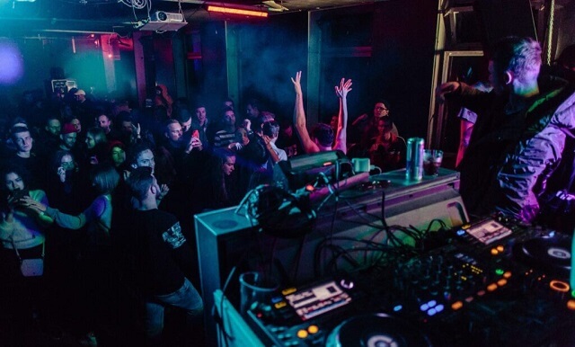 迫力のある重低音が響くクラブミュージックを聞く時に《Bass Booster》