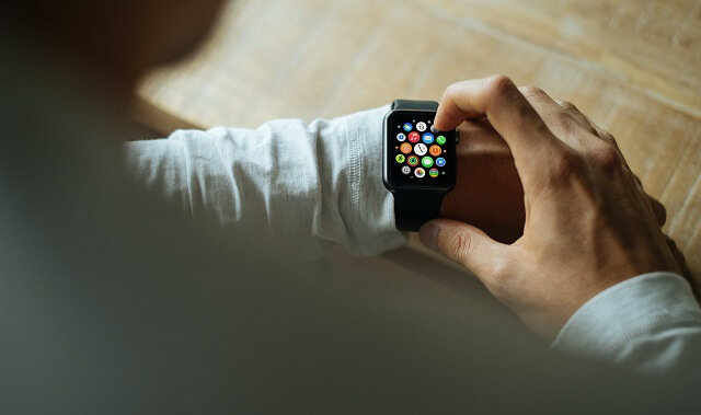 apple watchをつけている男性