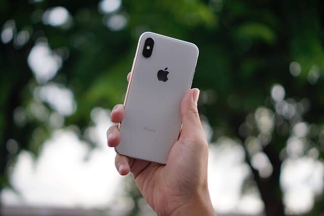 iphonexを持つ手