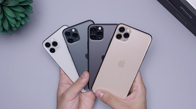 種類の違うiphone４つ