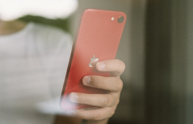 iphone seを使う女性