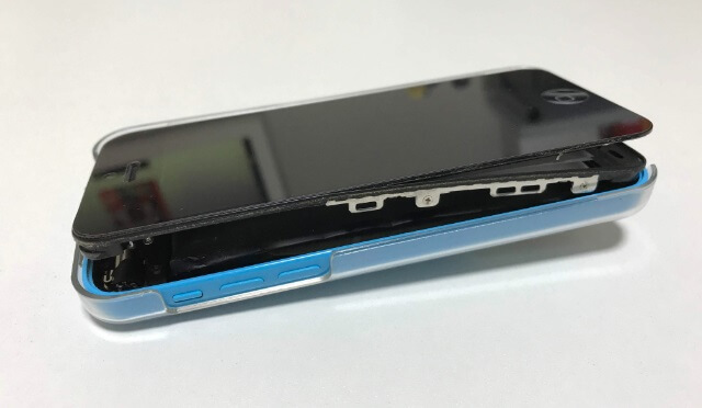 スマホの中身の機械が浮き上がって見えている