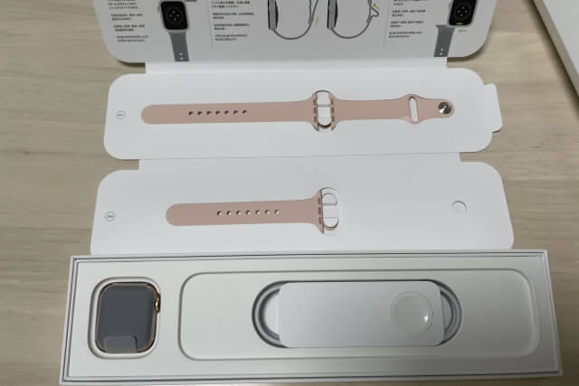 ケーブルなどの付属品はまとめておく